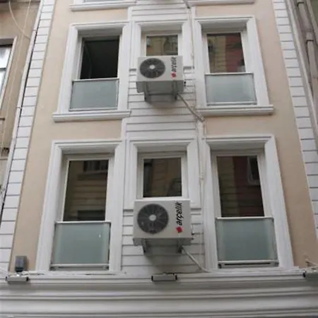 Ist House Aparthotel 3*